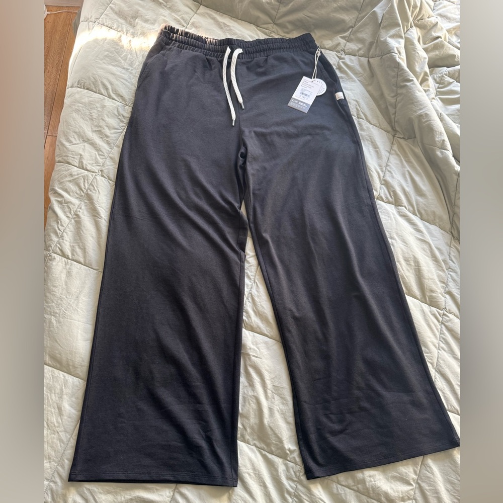 NWT Vuori Halo Essential Wideleg Pant - Short in Black Heather, size L